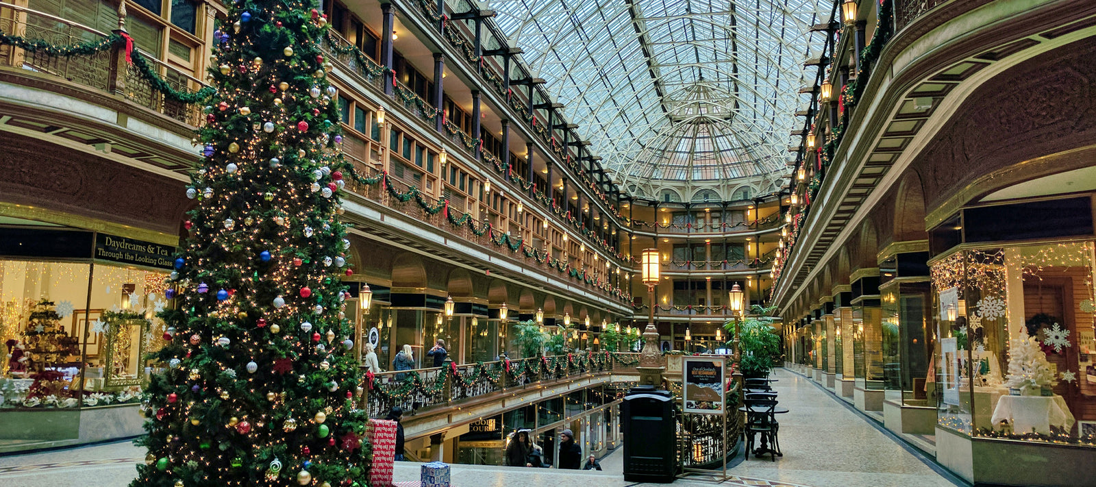'Tis the Season to Shop: Unveiling the Magic of Seasonal and Holiday-Themed Point of Sale Displays.