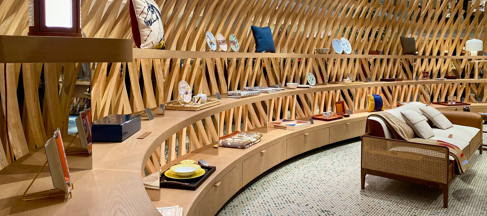 Custom Retail Displays vs Off-the-Shelf Solutions: Which Is Right for Your Brand?